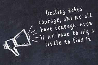 Bilge motivasyonel yazıtlı siyah karatahtaya hoparlör çizimi