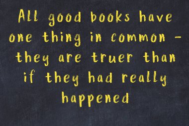 Siyah tahta üzerine akıllı alıntıların el yazması tebeşir yazısı