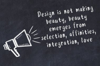 Bilge motivasyonel yazıtlı siyah karatahtaya hoparlör çizimi