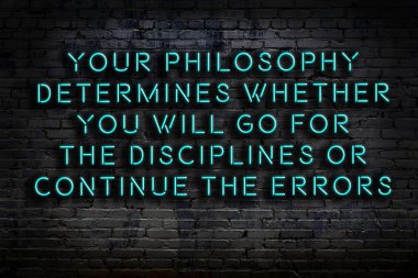 Tuğla duvardaki ışıklı neon tabela olarak bilgece alıntı