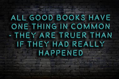 Tuğla duvardaki bilgece alıntıların neon yazıları üzerine gece görüşü