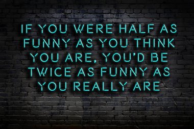 Zekice ve motive edici bir alıntı. Karanlıkta duvarda neon levhası