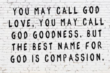 Beyaz tuğla duvar ve bilgece alıntıların yazılı olduğu siyah yazı.