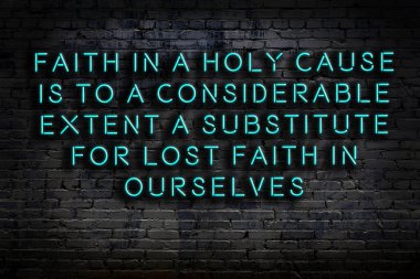 Tuğla duvardaki ışıklı neon tabela olarak bilgece alıntı