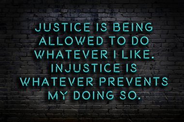 Tuğla duvardaki ışıklı neon tabela olarak bilgece alıntı