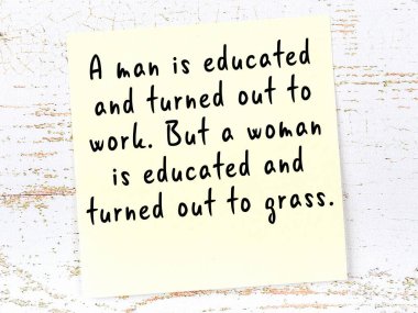 Tahta duvarda asılı sarı yapışkan nota elle yazılmış bilgece bir alıntı.