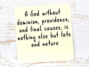 Tahta duvarda el yazısı motivasyon alıntısı olan sarı yapışkan not