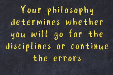 Bilgece motive edici el yazısı tebeşirle yazılmış siyah karatahta