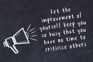 Bilge motivasyonel yazıtlı siyah karatahtaya hoparlör çizimi