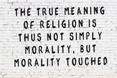 Üzerinde mantıklı alıntıların yazılı olduğu siyah boyanmış beyaz tuğla duvar.