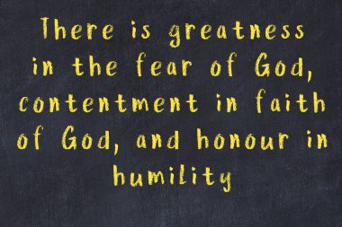 Bilgece motive edici el yazısı tebeşirle yazılmış siyah karatahta