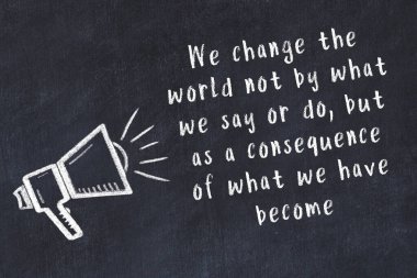 Bir hoparlörün tebeşir çizimi ve siyah karatahtaya el yazısıyla yazılmış alıntılar