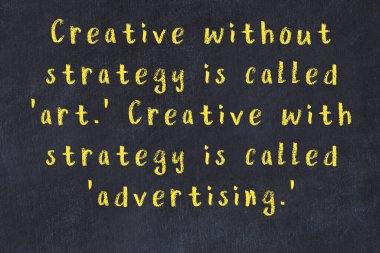 Siyah masa üzerine tebeşirle yazılmış zekice bir söz.