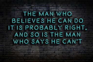 Tuğla duvardaki bilgece alıntıların neon yazıları üzerine gece görüşü