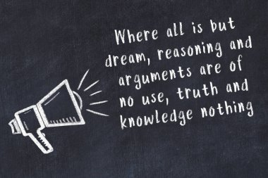 Bir hoparlörün tebeşir çizimi ve siyah karatahtaya el yazısıyla yazılmış alıntılar