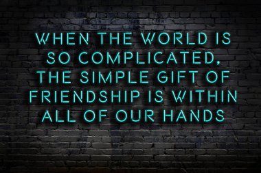 Tuğla duvardaki ışıklı neon tabela olarak bilgece alıntı