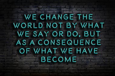 Tuğla duvardaki ışıklı neon tabela olarak bilgece alıntı