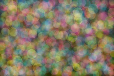 Birden fazla rengin soyut arkaplanı: mavi, pembe ve sarı ve bunların karışımı. Bokeh noktaları