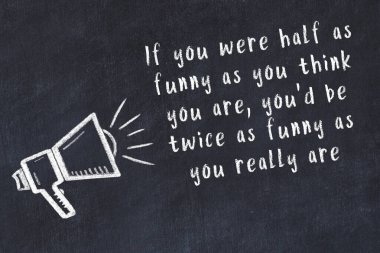 Bir hoparlörün tebeşir çizimi ve siyah karatahtaya el yazısıyla yazılmış alıntılar