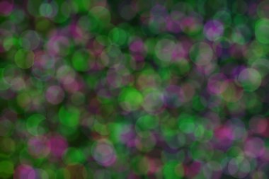 Siyah arkaplanda çok renkli soyut odaklanmış noktalar, yeşil ve mor renkler