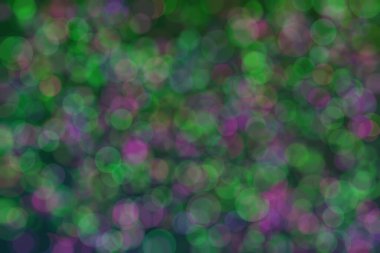 Çember şekilli bokeh benekli yeşil ve mor soyut odaklı arkaplan
