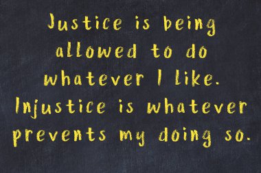 Bilgece motive edici el yazısı tebeşirle yazılmış siyah karatahta