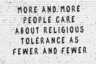 Üzerinde mantıklı alıntıların yazılı olduğu siyah boyanmış beyaz tuğla duvar.