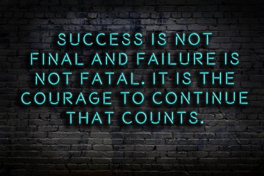 Tuğla duvardaki ışıklı neon tabela olarak bilgece alıntı