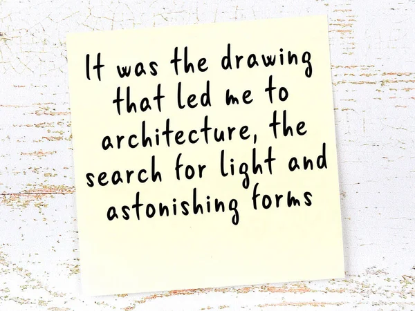 木製の壁に手書きの動機の引用と黄色の粘着性のあるノート — ストック写真