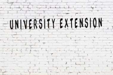 Tebeşir el yazısı üniversite eklentisi siyah masanın üzerinde