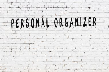 Tebeşir el yazısıyla yazılmış kişisel düzenleyici siyah masada.