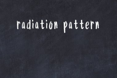 Tebeşir el yazısıyla yazılmış radyasyon deseni siyah masada.