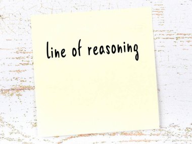 Tahta duvardaki sarı yapışkan notta elle yazılmış muhakeme satırı var.