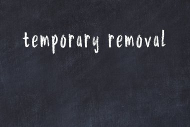 Siyah masadaki tebeşir el yazısıyla yazılmış yazıyı geçici olarak kaldırma