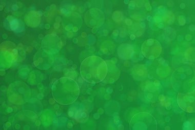 Parlak yeşil lekeler arka planda bulanık. Odaklanamayan soyut bokeh