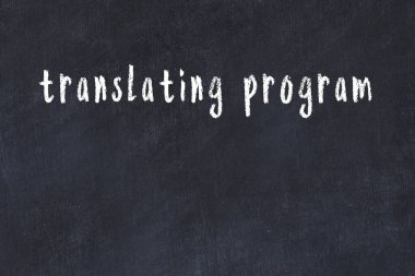 Siyah masadaki tebeşir el yazısı çeviri programı