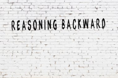 Tebeşir el yazısıyla yazması, siyah masada geriye dönük mantık yürütme.