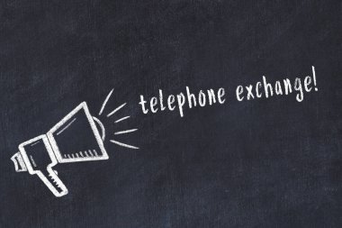 Hoparlörün tebeşir çizimi ve siyah masanın üzerine el yazısıyla yazılmış telefon görüşmesi.