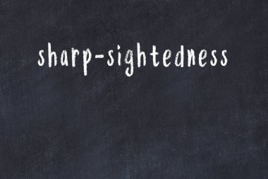 Tebeşir el yazısıyla yazılmış siyah masada keskin görme yeteneği.