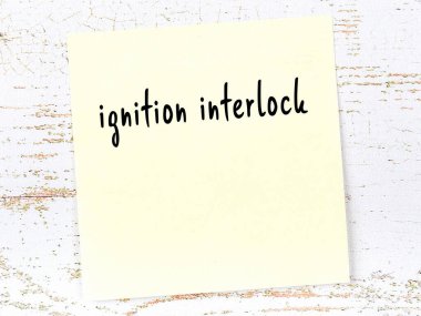 Ateşleme bağlantısını hatırlatma kavramı. Tahta duvarda üzerinde yazı olan sarı yapışkan kağıt.