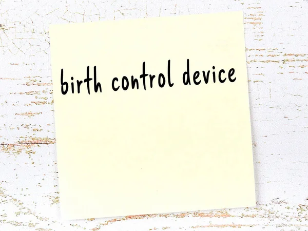 Έννοια Της Υπενθύμισης Για Συσκευή Ελέγχου Γεννήσεων Κίτρινο Κολλώδες Φύλλο — Φωτογραφία Αρχείου