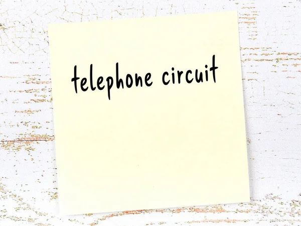 Gele Plakkerige Notitie Houten Muur Met Handgeschreven Inscriptie Telefoon Circuit — Stockfoto