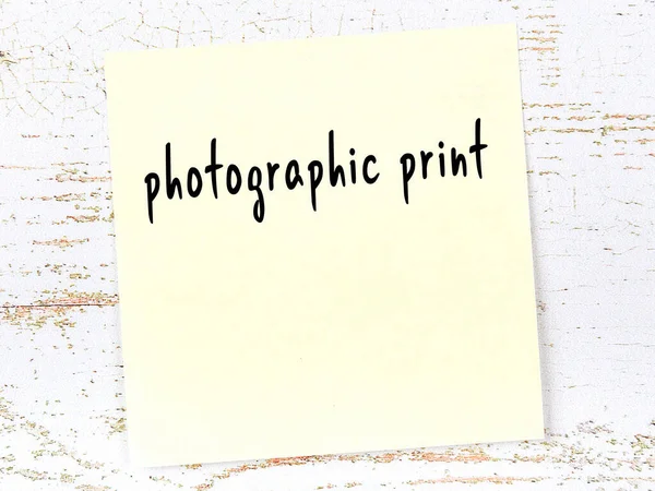 인쇄에 상기의 새겨진 노란색 끈적끈적 이판에 새겨진 — 스톡 사진