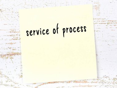 Sürecin el yazısıyla yazılmış olan ahşap duvardaki sarı yapışkan not