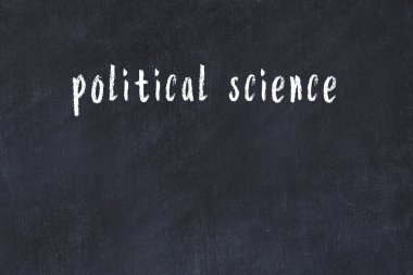 Tebeşir el yazısı Siyaset bilimi siyah masanın üzerinde