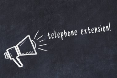 Hoparlörün tebeşir çizimi ve siyah masanın üzerine el yazısıyla yazılmış telefon eklentisi