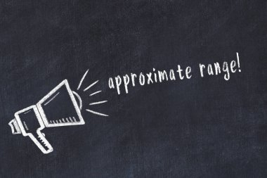 Hoparlörlerin tebeşir çizimi ve el yazısı yazması yazı aralığı yaklaşık olarak siyah masa üzerinde