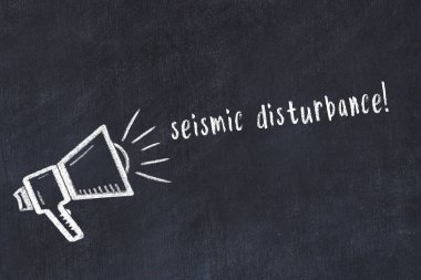 Hoparlörlerin tebeşir çizimi ve siyah masanın üzerinde el yazısıyla yazılmış sismik bozulma