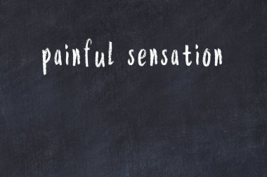 Üzerinde el yazısıyla yazılmış acı verici bir yazı tahtası.