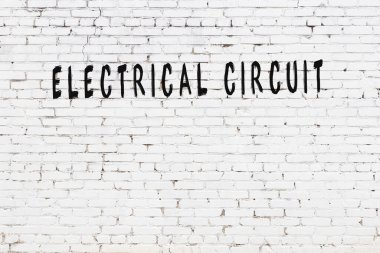 Üzerinde el yazısıyla yazması elektrik devresi olan üniversite yazı tahtası.